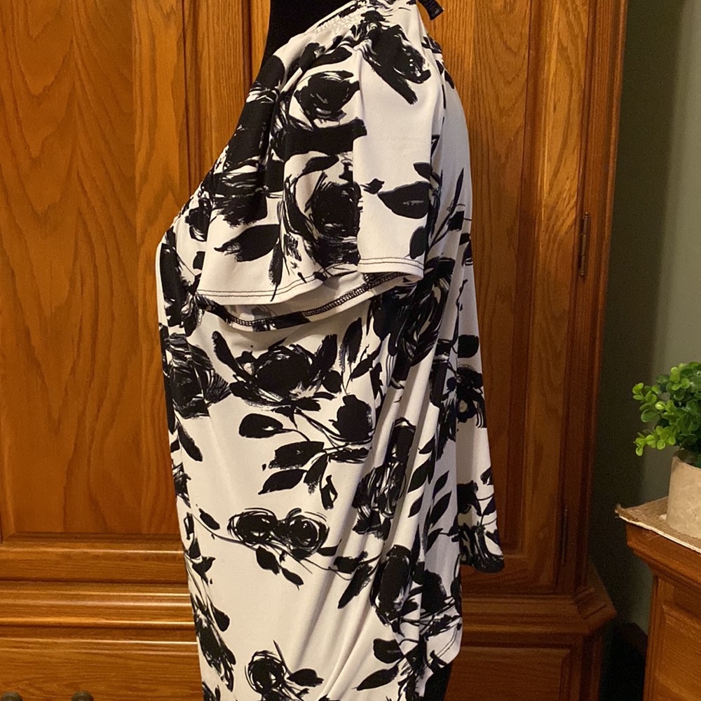 Ladies Blouse, Black & White, short sleeve, floral stretchy EUC Petite Large - Picture 3 of 5